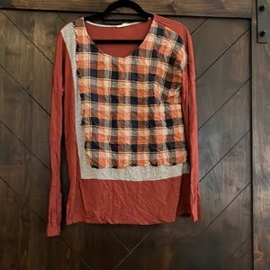 Hem and thread shirt. Size large